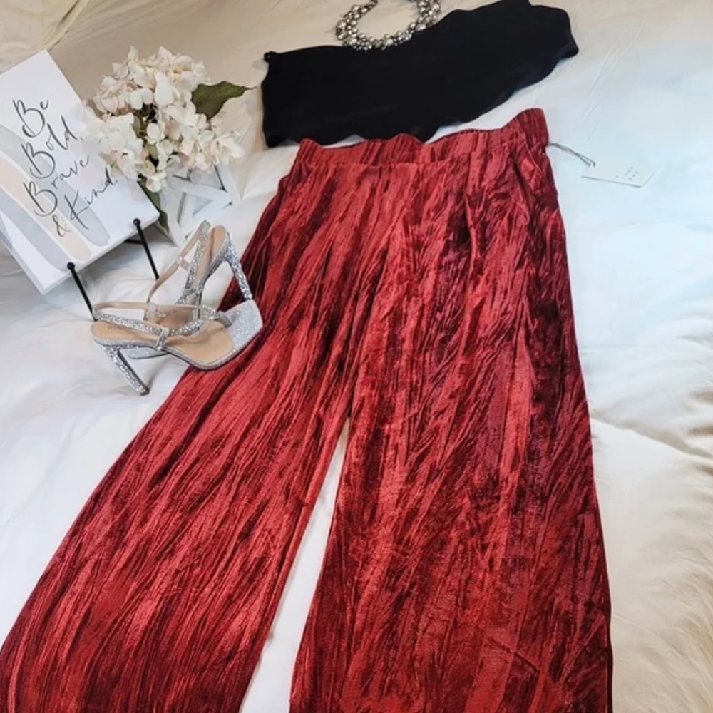 Women's High-Rise Wide Leg Velvet Pull-On
Pants
Small